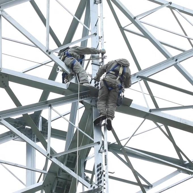 Technical Analysis of Live-Line Maintenance for UHV Transmission Lines