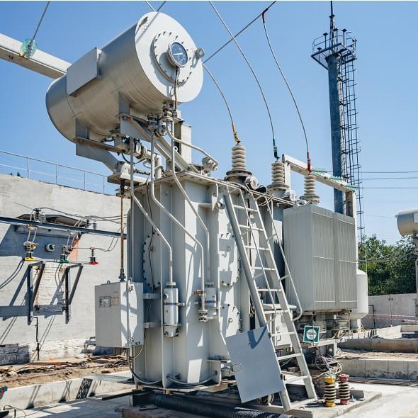 ¿Cuáles son las regulaciones y precauciones operativas para la regulación de voltaje de los transformadores con cambio de toma bajo carga?