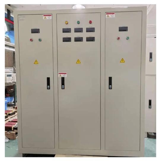 Guía de Conexión y Consejos de Seguridad para el Regulador de Voltaje Trifásico